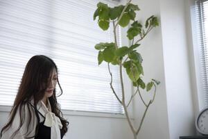 uma trabalhando japonês mulher de controlo remoto trabalhos dentro a casa escritório fechar-se foto