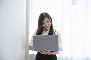 uma trabalhando japonês mulher de controlo remoto trabalhos dentro a casa escritório fechar-se foto