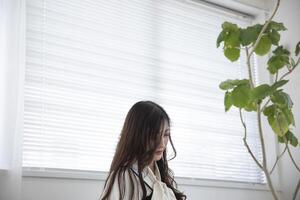 uma trabalhando japonês mulher de controlo remoto trabalhos dentro a casa escritório fechar-se foto