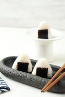 onigiri arroz bola com nori foto