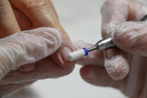 mãos do a mestre dentro a beleza salão fazendo manicure para a cliente. seletivo foco.alto qualidade foto