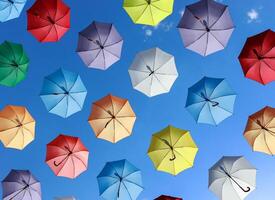 guarda-chuvas Como rua decoração.guarda-chuvas Como rua decoração. colorida guarda-chuvas contra a azul céu. Alto qualidade foto