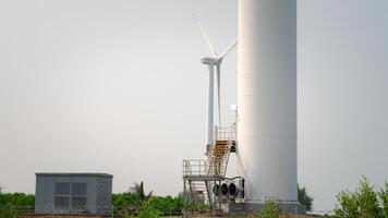 moinho de vento turbina graciosamente arreios vento poder, convertendo isto para dentro eletricidade através gerador. sustentável tecnologia exemplifica promessa do renovável energia para mais verde, ecológico futuro foto