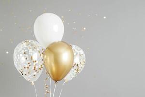 ai gerado ouro e branco brilhante transparente balão com confete, minimalista fundos foto
