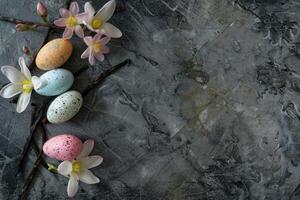 ai gerado Páscoa com colorida ovos, baunilha e de outros flores em uma Sombrio mármore mesa foto