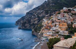 viagem dentro Itália. amalfi costa com a mar foto