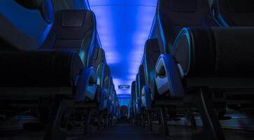 confortável azul iluminado treinador ônibus interior. foto