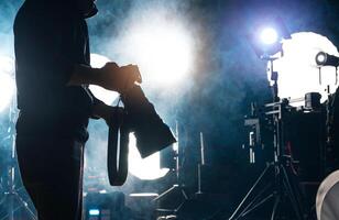 fotógrafo dentro frente do estúdio iluminação equipamento foto