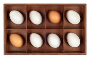 ovos dentro de madeira caixa foto