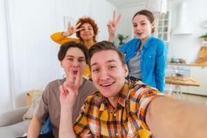 Felicidades funky humor. feliz amigos faço selfie. homem levando foto do amigos às Festa. grupo do multirracial pessoas levando foto em telefone. jovem pessoas apreciar seus companhia sorrir ter Diversão. câmera web Visão