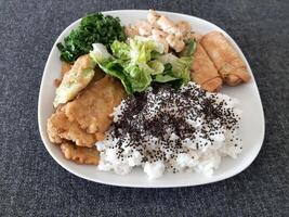 caseiro grelhado frango com grelhado abobrinha, verde salada, Primavera rolos, arroz Arroz a grega e salsinha. brócolis sementes em topo do a arroz Arroz a grega. foto