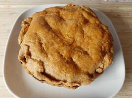 doce caseiro torta com papoula sementes arranjado em a prato em uma de madeira mesa foto