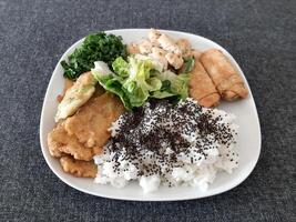 caseiro grelhado frango com grelhado abobrinha, verde salada, Primavera rolos, arroz Arroz a grega e salsinha. brócolis sementes em topo do a arroz Arroz a grega. foto