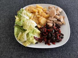 caseiro grelhado frango com fervido batatas, verde salada, e Ruibarbo servido em uma branco prato foto