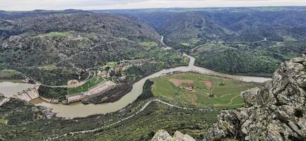 fantástico Visão sobre 1 do a represas em a douro rio, dentro a nordeste do Portugal. Maravilhoso viagens. foto