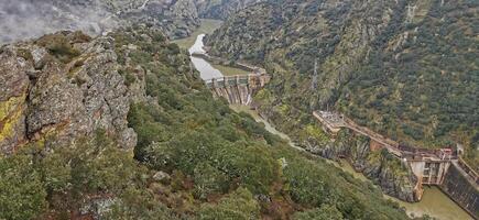 fantástico Visão sobre 1 do a represas em a douro rio, dentro a nordeste do Portugal. Maravilhoso viagens. foto