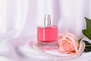 uma chique garrafa do mulheres perfume com uma floral delicado fragrância em uma branco cetim fundo com pérola miçangas . frente visualizar. produtos apresentação. foto