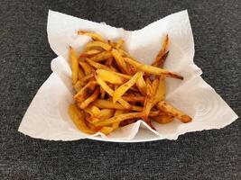 francês fritas em branco papel cozinha toalha foto