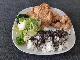 caseiro grelhado frango com grelhado abobrinha, verde salada, Primavera rolos, arroz Arroz a grega e salsinha. brócolis sementes em topo do a arroz Arroz a grega. foto