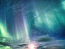 lindo aurora boreal e estrelado brilhando dentro a noite céu em ártico círculo foto