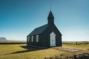 budakirkja é a famoso Preto Igreja dentro verão às Islândia foto