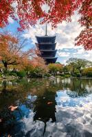 antigo madeira toji têmpora reflexão lagoa dentro bordo folhas jardim às Quioto foto