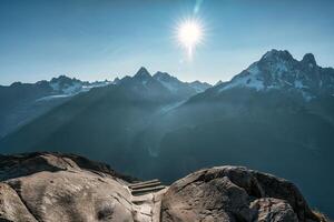 panorama do mont blanc maciço e escadas escalar acima em Rocha às França foto