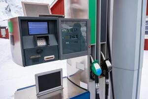 combustível bocal armazenamento em gasolina distribuidor dentro estação foto