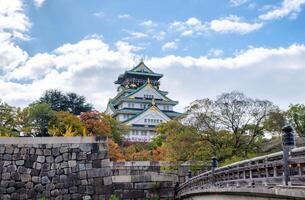 Osaka castelo arquitetura ponto de referência com ponte portão dentro outono estação foto