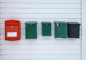 cores vintage caixas de correio ao longo em de madeira parede foto