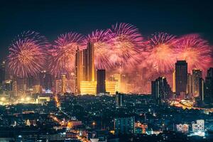 Novo ano festival com fogo de artifício exibição brilhando sobre departamento loja, iluminado construção dentro centro da cidade durante meia noite Tempo às Bangkok, Tailândia foto