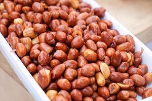 assado amendoim com casca, casca de noz saudável proteína lanche foto