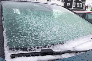 floco de neve coberto em parabrisa foto