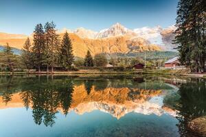 laca des Gaillands com mont blanc maciço e trem às estação dentro a pôr do sol às chamonix, França foto