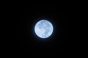 azul lua, lunar superfície brilhando com aréola foto