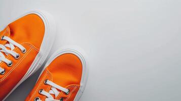 ai gerado laranja tela de pintura sapatos isolado em plano branco fundo com cópia de espaço para anúncio. generativo ai foto