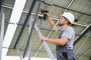 trabalhador instalando solar painéis ao ar livre foto