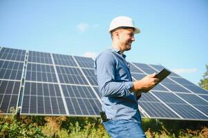 a solar Fazenda solar painel com engenheiro Verifica a Operação do a sistema, alternativo energia para conservar a os mundos energia, fotovoltaico módulo idéia para limpar \ limpo energia Produção foto