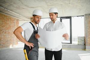 construção conceito do engenheiro e arquiteto trabalhando às construção local com azul imprimir. foto