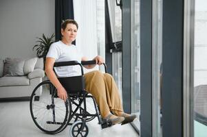 Senior mulher em uma cadeira de rodas foto