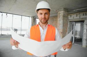 retrato do homem arquiteto às construção local. confiante construção Gerente vestindo capacete. bem sucedido maduro Civil engenheiro às construção local com cópia de espaço. foto