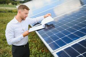 engenheiro às solar poder estação com solar painel. prático lições em renovável energia poder plantas. foto