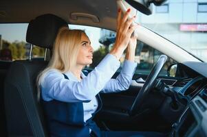 retrato do o negócio elegante meia idade mulher dentro carro. foto