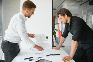 engenheiro ou arquiteto trabalho em equipe trabalhando em construção projeto com construção modelo e projeto dentro escritório. construção conceito. foto