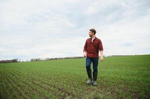 agricultor caminhando entre agrícola Campos foto