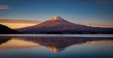 panorama imagem do mt. Fuji sobre lago kawaguchiko às nascer do sol dentro fujikawaguchiko, Japão. foto