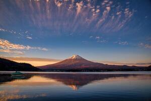 mt. Fuji sobre lago kawaguchiko com outono folhagem às nascer do sol dentro fujikawaguchiko, Japão. foto