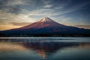 panorama imagem do mt. Fuji sobre lago kawaguchiko às nascer do sol dentro fujikawaguchiko, Japão. foto