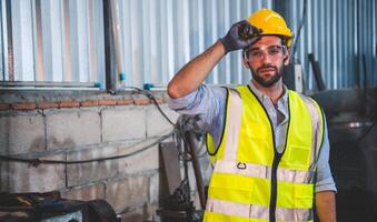 mecânico Engenharia em pé dentro aço fábrica oficina. indústria robô programação Programas para automatizado fabricação tecnologia foto