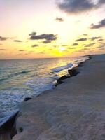 lindo nascer do sol praia, verão período de férias ou feriado panorama. foto